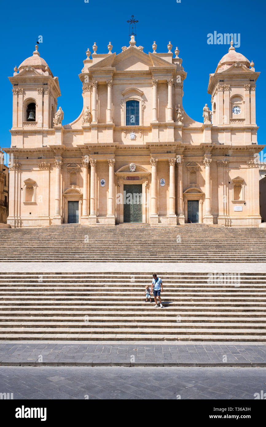 Vista in elevazione anteriore e la fasi di cattedrale barocca di San Nicola - Basilica di San Nicolò a Noto nella città, Sicilia, Italia Foto Stock