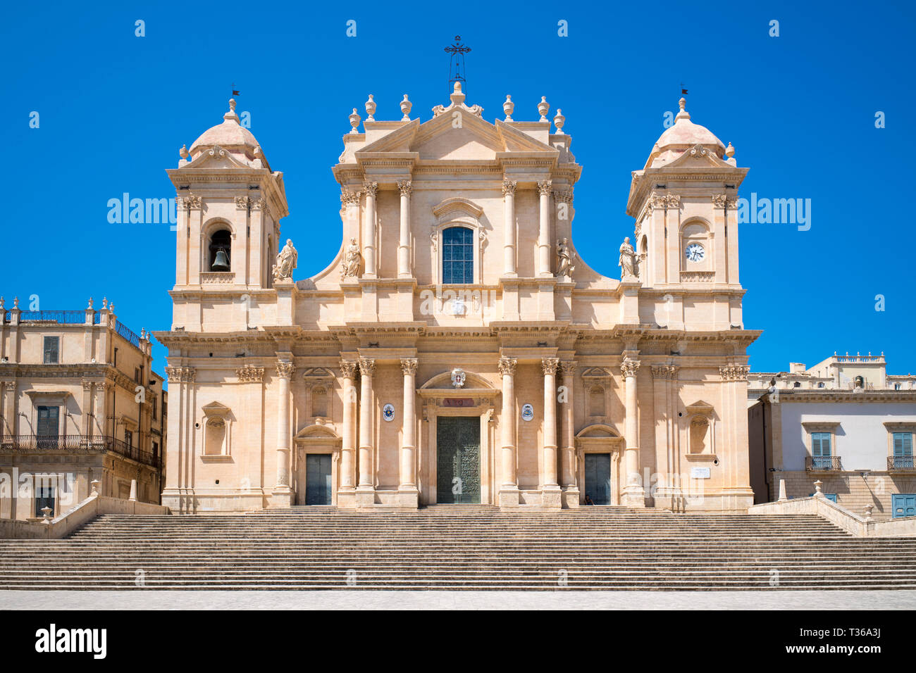 Vista in elevazione anteriore e la fasi di cattedrale barocca di San Nicola - Basilica di San Nicolò a Noto nella città, Sicilia, Italia Foto Stock