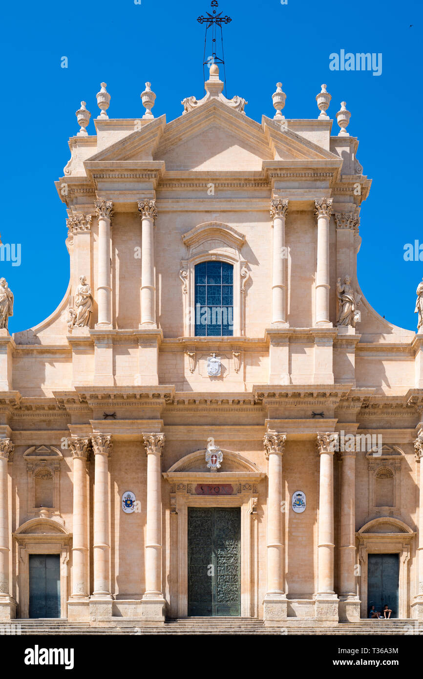 Vista in alzato frontale della cattedrale barocca di San Nicola - Basilica di San Nicolò a Noto nella città, Sicilia, Italia Foto Stock