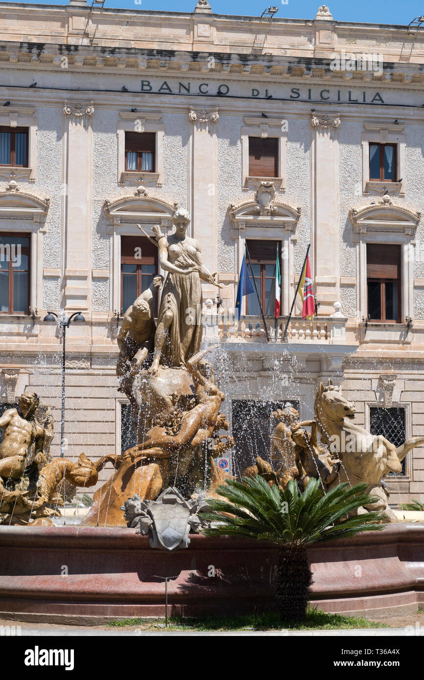 Fontana Diana - Fontana Diana - e Banco di Sicilia - Banco di Sicilia - in Piazza Archimede in Ortigia, Siracusa, Sicilia Foto Stock