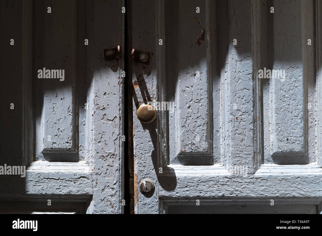 Legno antico porta anteriore e la manopola dello sportello maniglia in Ortigia, Siracusa, Sicilia Foto Stock