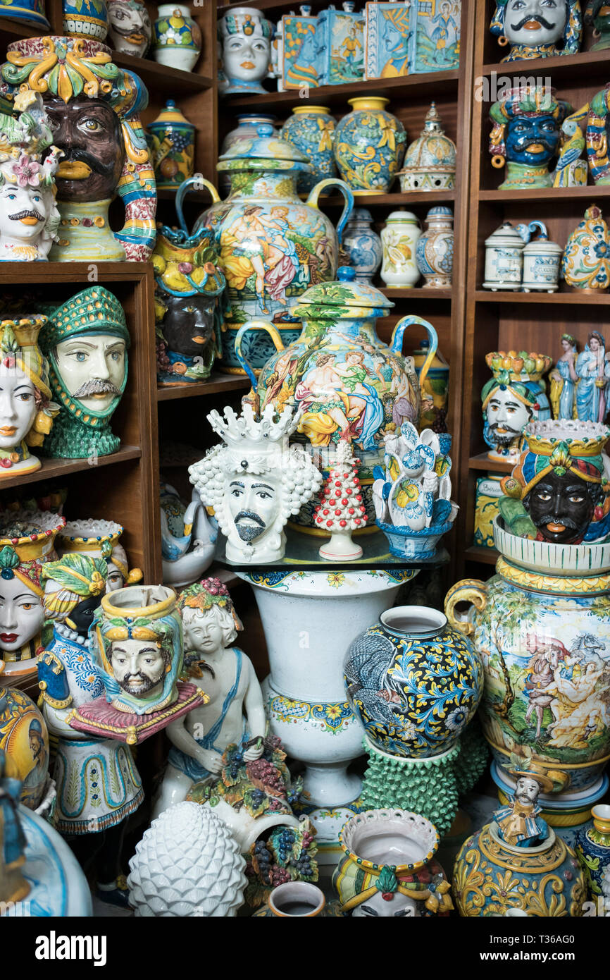 Visualizzazione della ceramica tradizionale in antica ceramica artigianale shop nella città di Taormina, Sicilia Est, Italia Foto Stock