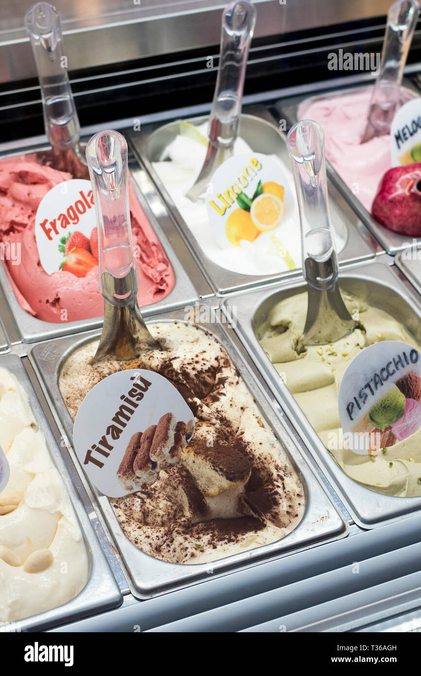 Tradizionale gelato artigianale gelato - Limone, pistacchio, tiramisù, fragola in vendita a Taormina, Sicilia, Italia Foto Stock