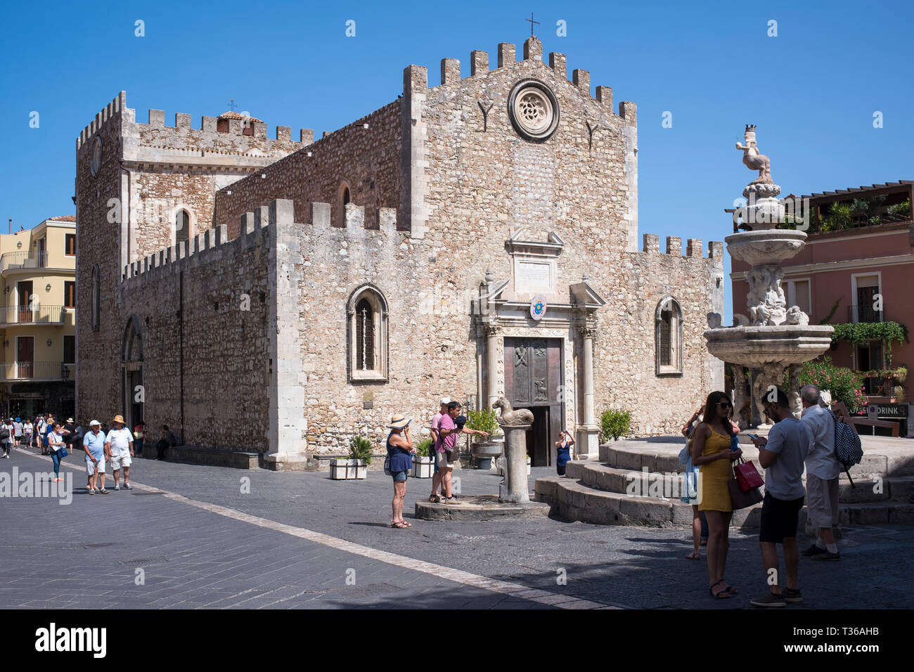 Duomo di Taormina e fontana, Sicilia Est, Italia Foto Stock