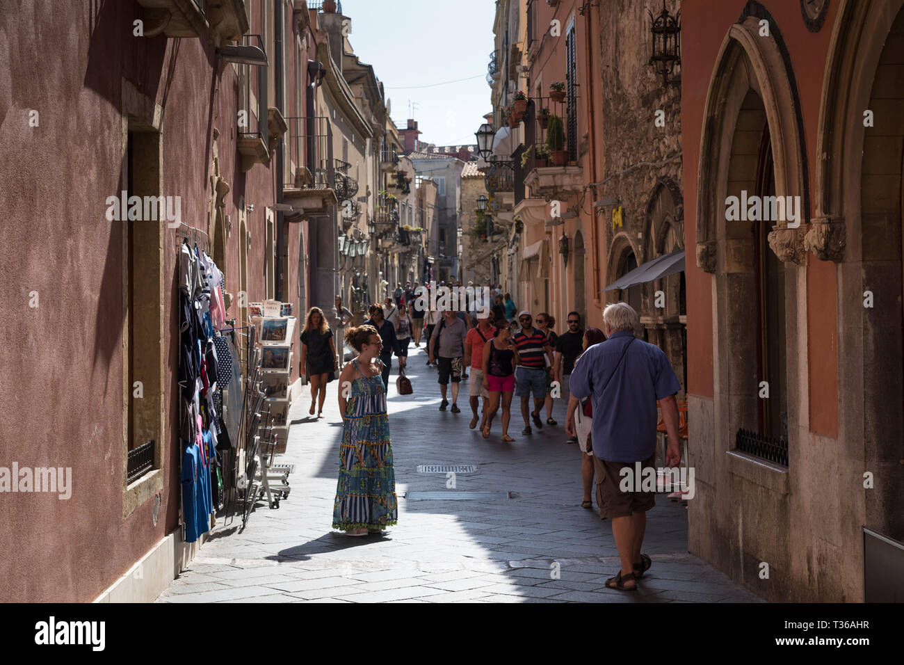 I turisti in scena di strada nella città di Taormina, Sicilia Est, Italia Foto Stock