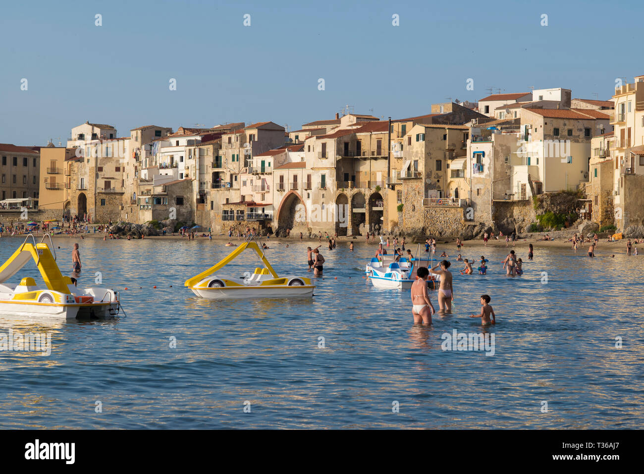 I turisti in città costiera di Cefalù con architettura barocca nel nord della Sicilia, Italia Foto Stock