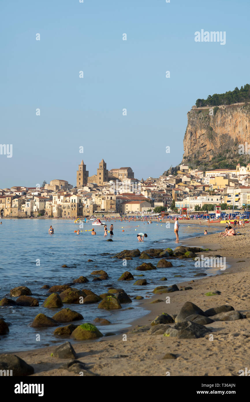 I turisti in città costiera di Cefalù con architettura barocca nel nord della Sicilia, Italia Foto Stock