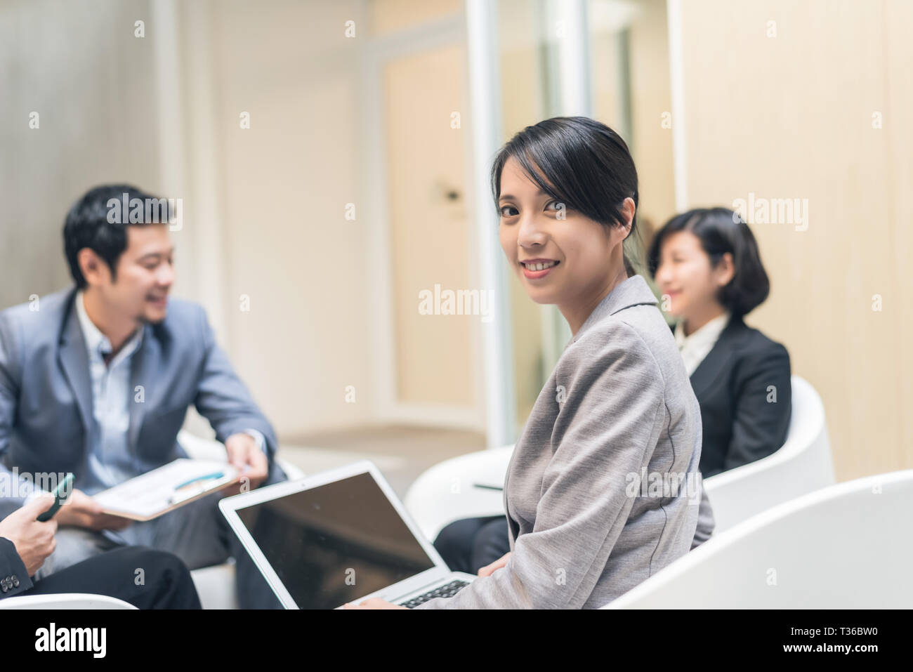 Giovani asian business team discutete al outdoor Foto Stock