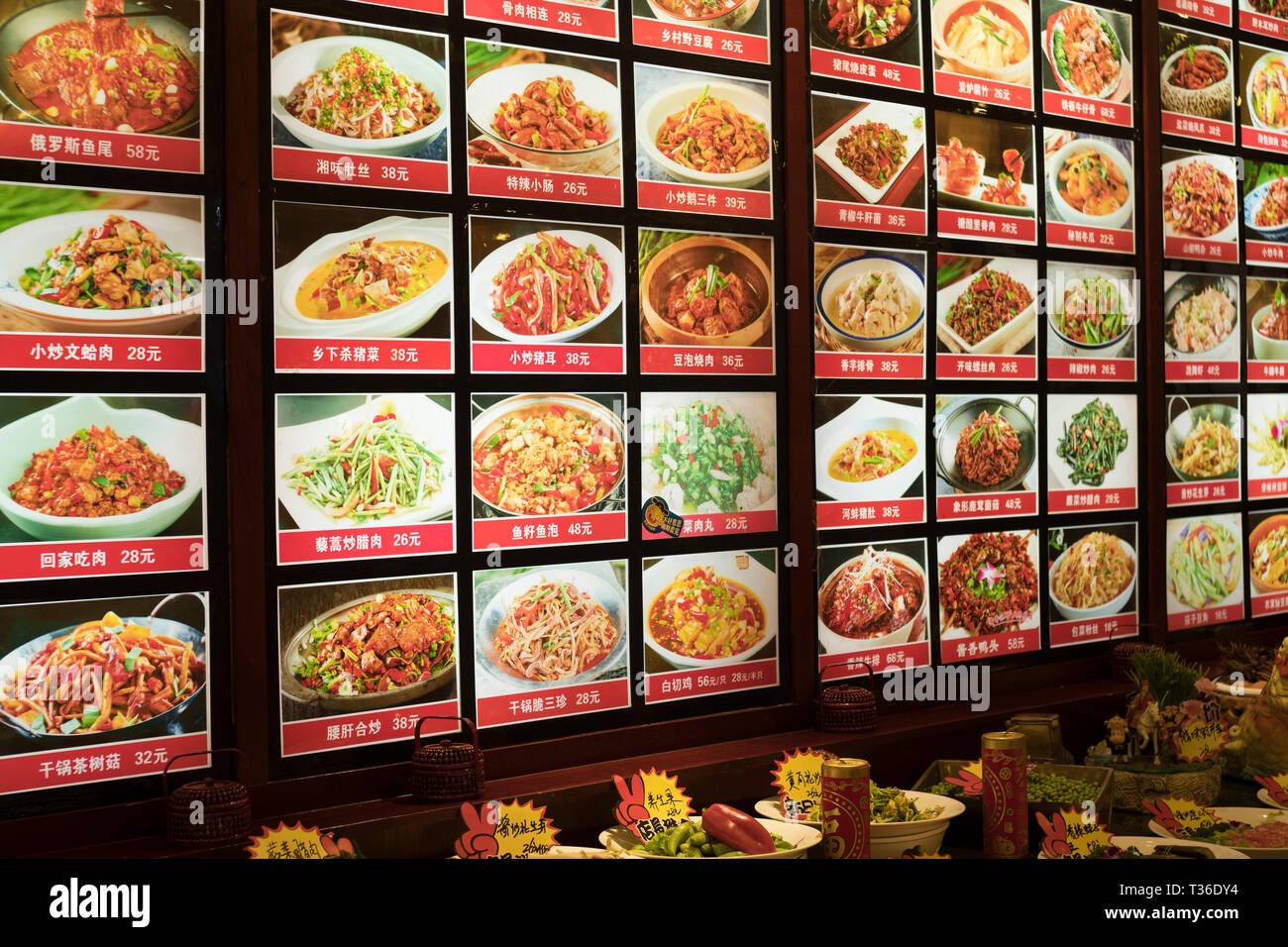 Menu visualizzati in un ristorante di Nanchang, provincia di Jiangxi, Cina. Foto Stock