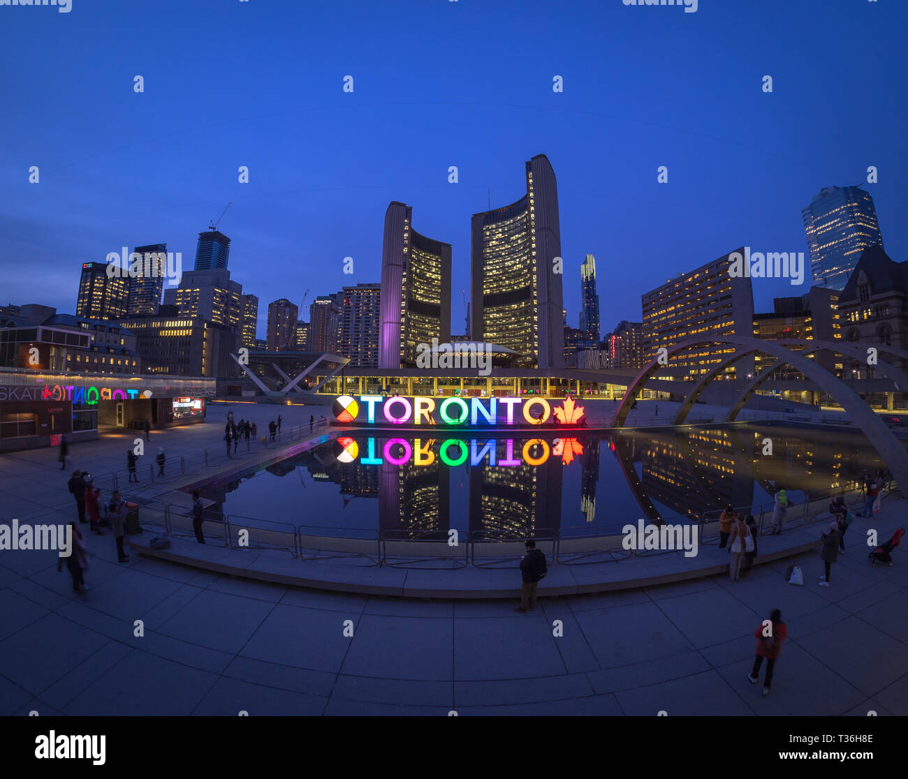 Una vista notturna del 3D TORONTO segno, Toronto City Hall (New City Hall), e Nathan Phillips Square nel centro cittadino di Toronto, Ontario, Canada. Foto Stock