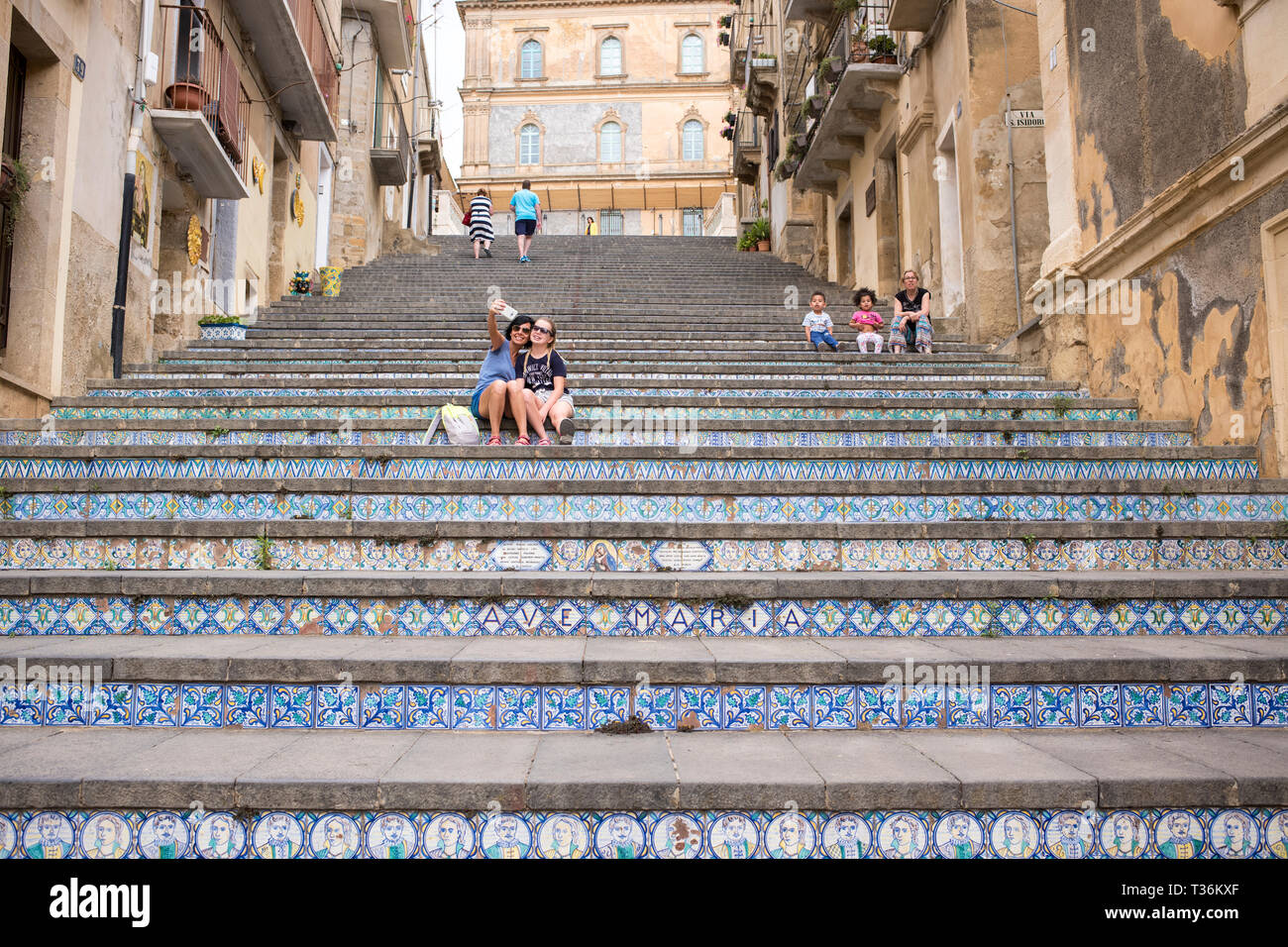 I turisti lo smartphone tenendo la fotografia sul celebre scalinata della Scala Santa Maria del Monte scalinata a Caltagirone,Sicilia Foto Stock