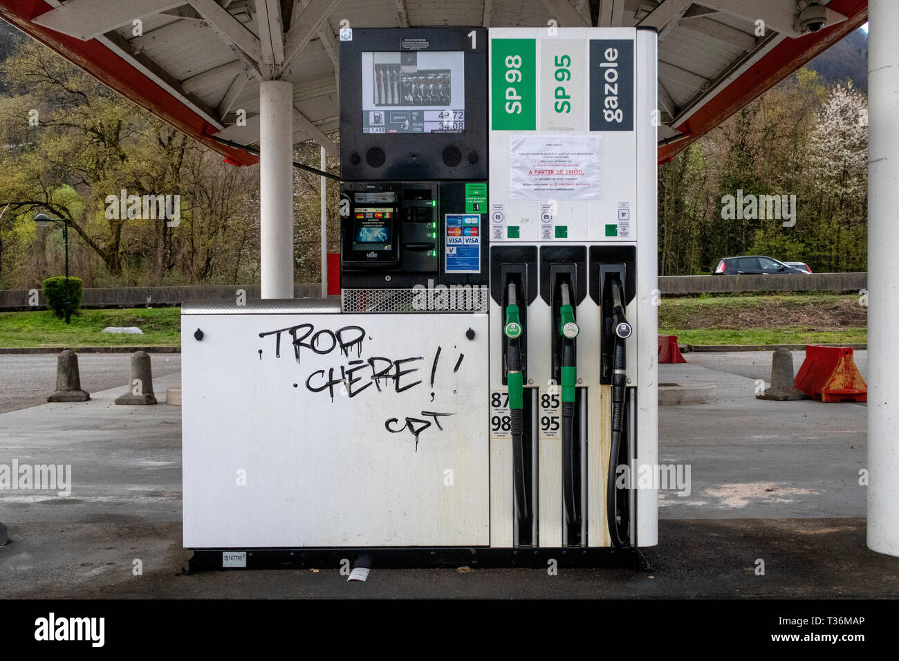 Graffiti su una pompa di carburante a Albertville leggere 'Trop Chere' (in  inglese - troppo costosi) come protesta circa il prezzo del carburante  continua in tutta la Francia Foto stock - Alamy