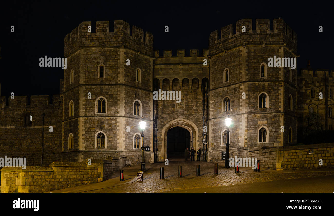 Il re Enrico VIII Gateway, uno degli ingressi nel Castello di Windsor visto qui di notte. Foto Stock