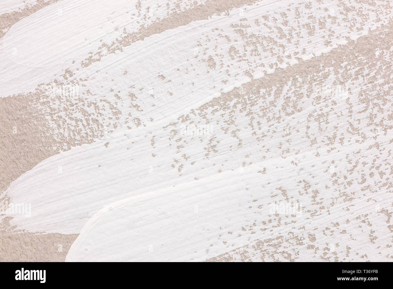 Abstract white pennellate di vernice sulla carta grigia. vista macro Foto Stock