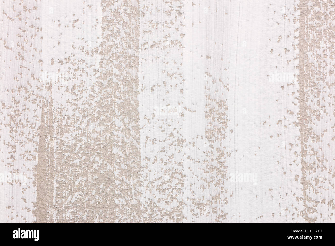 Abstract dipinta a mano strisce verticali bianco con vernice acrilica su beige carta testurizzata Foto Stock