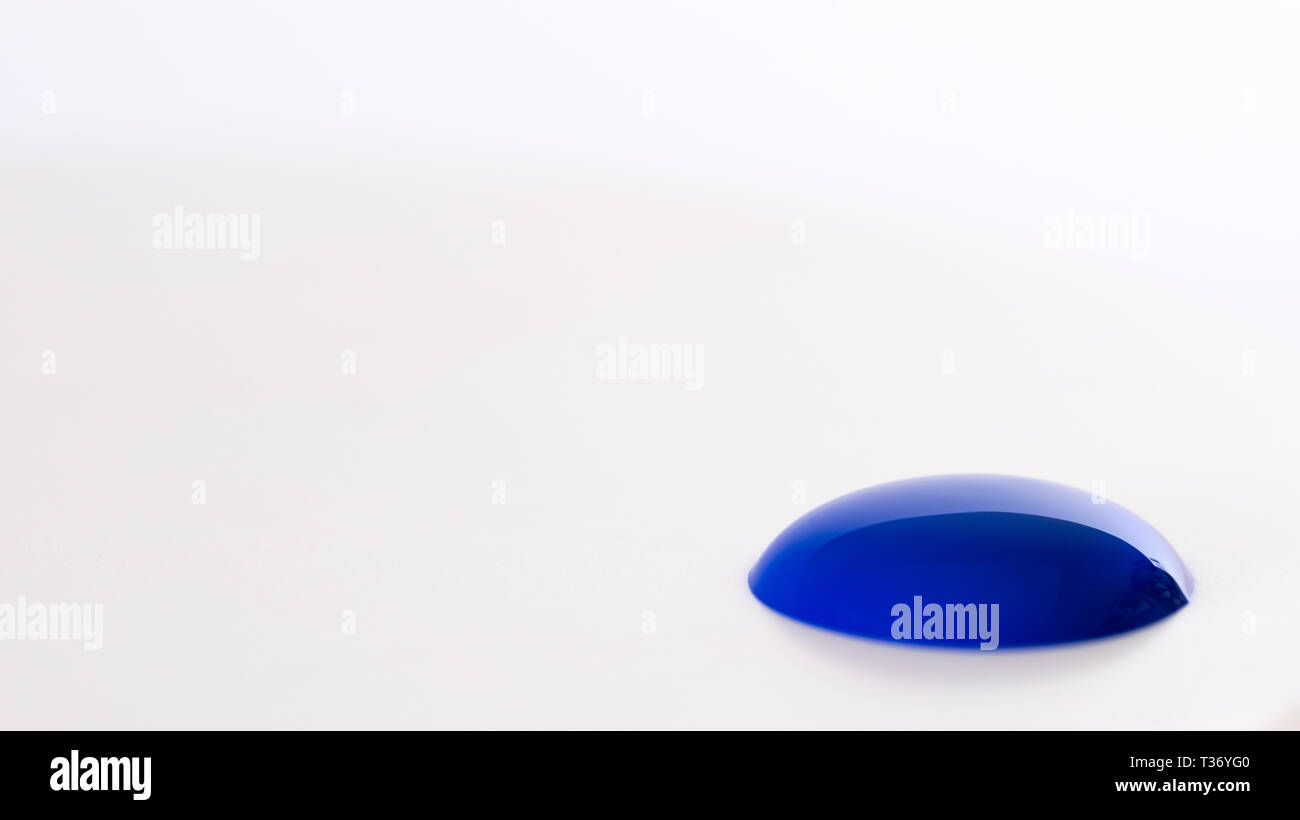 Close up di blu blob di vernice su sfondo bianco Foto Stock