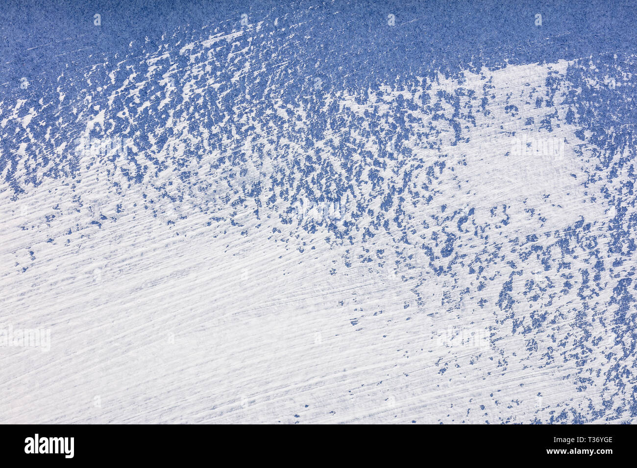 Astratto bianco acrilico pennellate su blu carta testurizzata Foto Stock