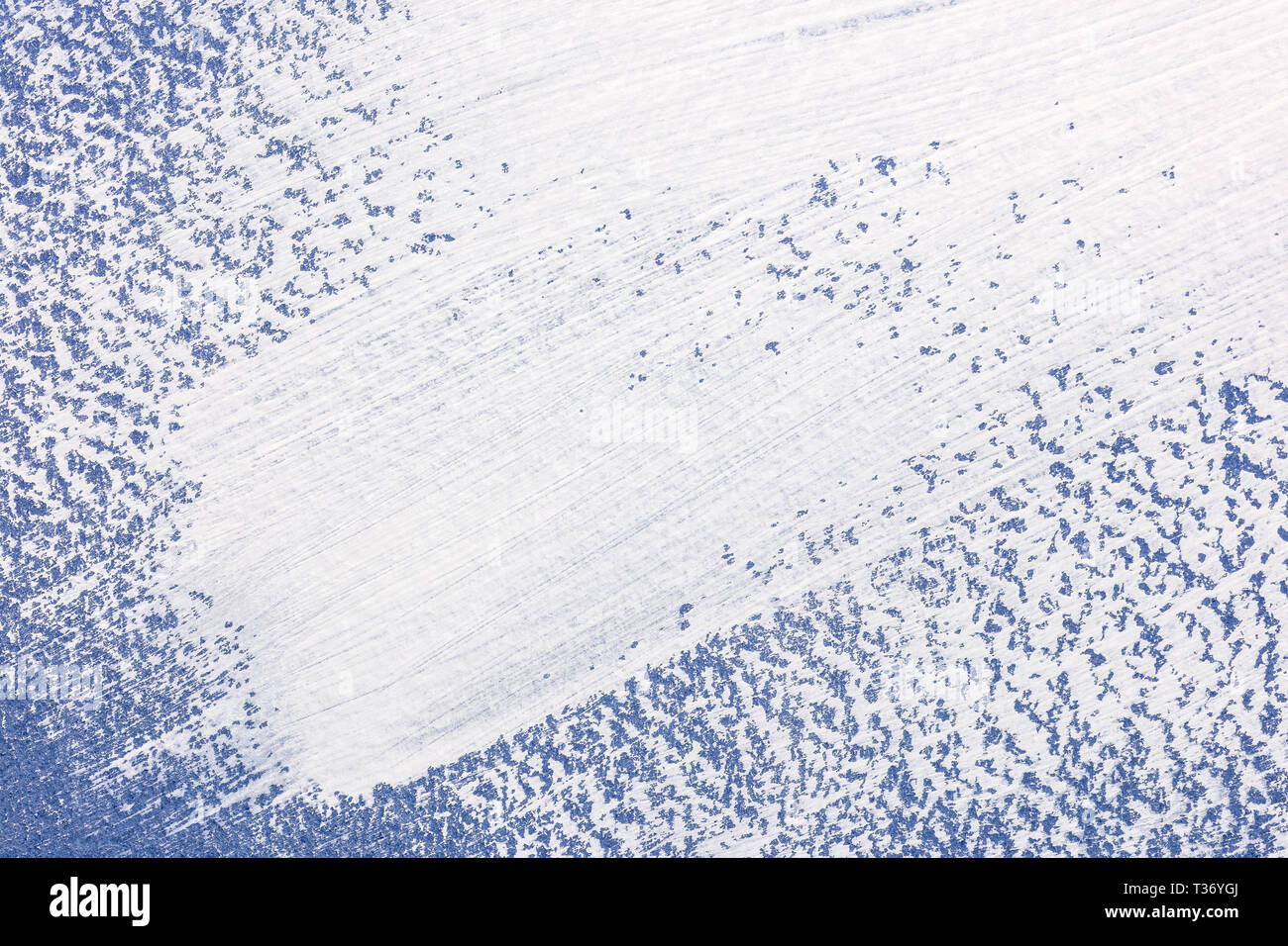 Abstract white pennellate dipinto su blu carta testurizzata Foto Stock