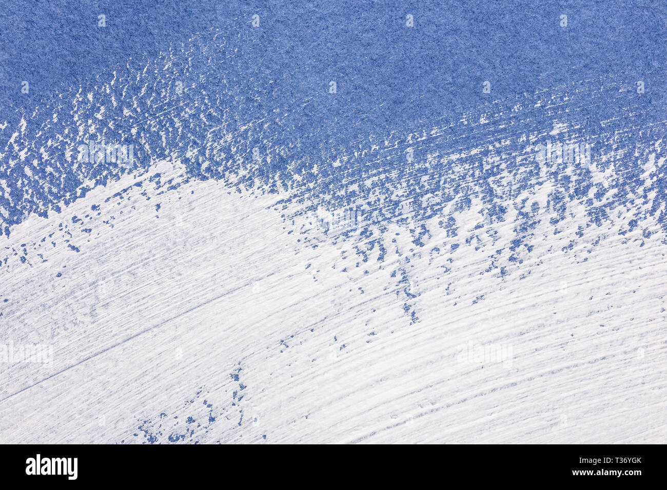 Espressivo di vernice bianca pennellate blu su sfondo della carta Foto Stock