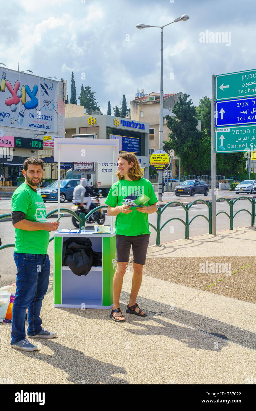 Haifa, Israele - 05 Aprile 2019: attivisti politici in Ziv quadrato, 4 giorni prima delle elezioni del 2019, a Haifa, Israele Foto Stock