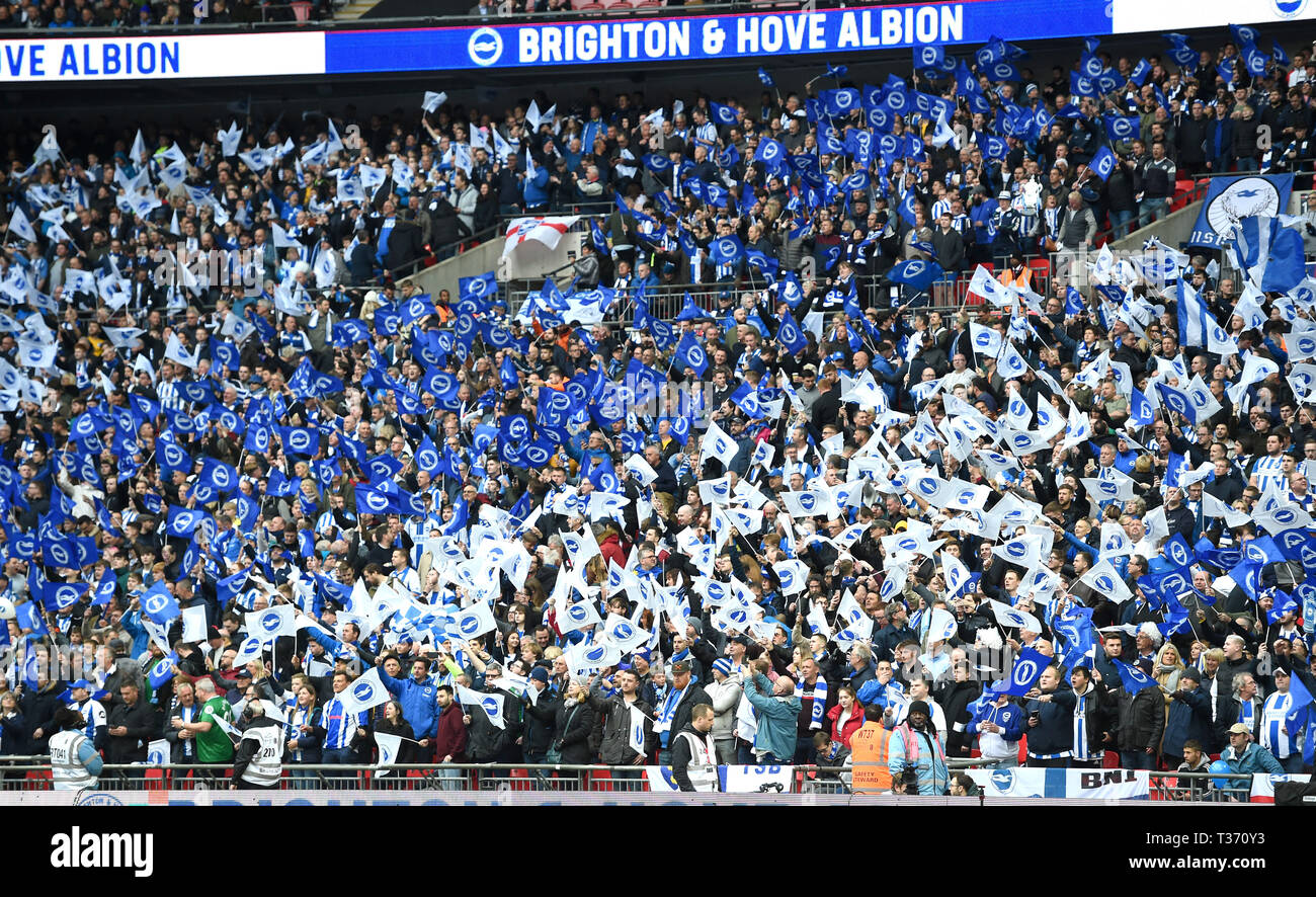 Tifosi durante la partita semifinale della fa Cup tra Brighton & Hove Albion e Manchester City allo Stadio di Wembley . 6 aprile 2019 Foto Simon Dack / Telephoto immagini. Solo per uso editoriale. Nessun merchandising. Per le immagini di calcio si applicano le restrizioni di fa e Premier League inc. Nessun utilizzo di Internet/cellulare senza licenza FAPL - per i dettagli contattare Football Dataco Foto Stock