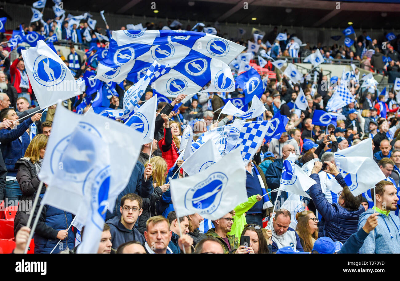 Tifosi Brighton prendere in consegna il lato ovest dello stadio durante la FA Cup Semi Final match tra Brighton & Hove Albion e il Manchester City a Wembley Stadium . 6 aprile 2019 solo uso editoriale. No merchandising. Per le immagini di calcio FA e Premier League restrizioni si applicano inc. no internet/utilizzo mobile senza licenza FAPL - per i dettagli contatti Football Dataco Foto Stock