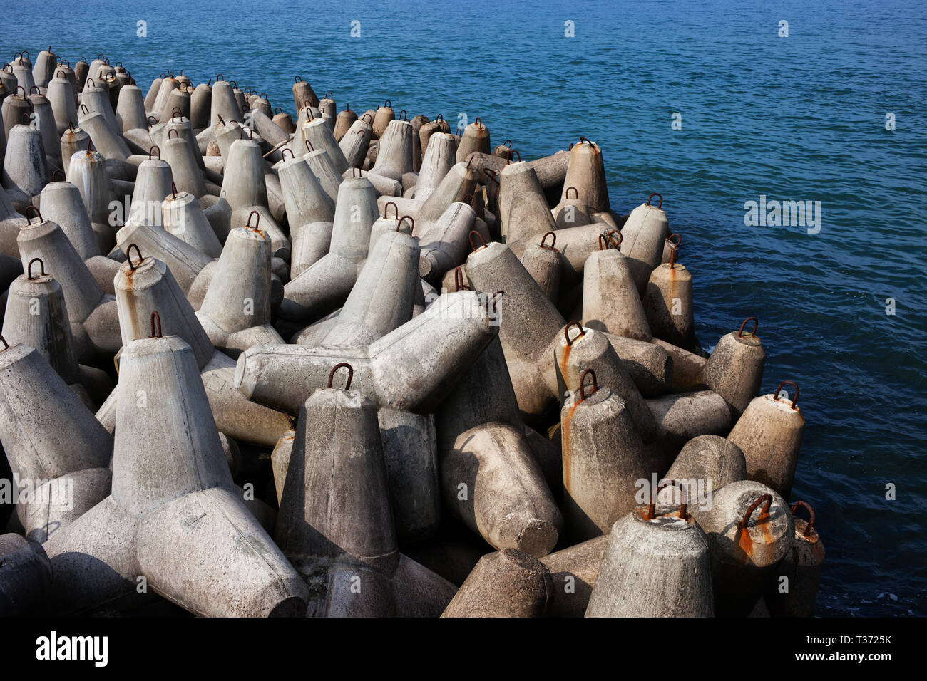 Mare frangiflutti, barriera realizzata con grandi e solide di blocchi in calcestruzzo al Mar Baltico, Wladyslawowo, Polonia. Foto Stock