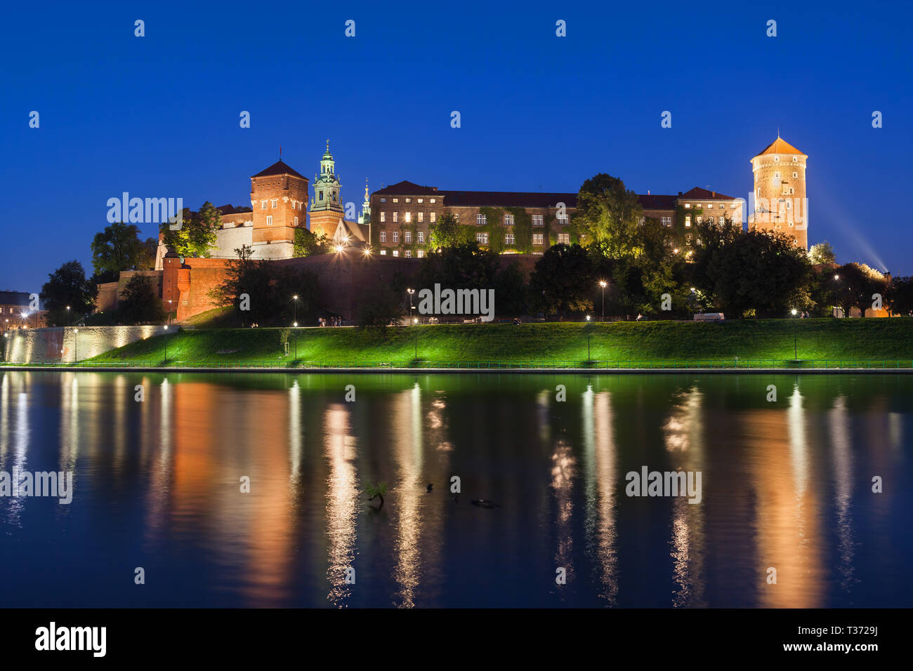 Il Castello Reale di Wawel di notte a Cracovia, Polonia, vista sul fiume. Foto Stock