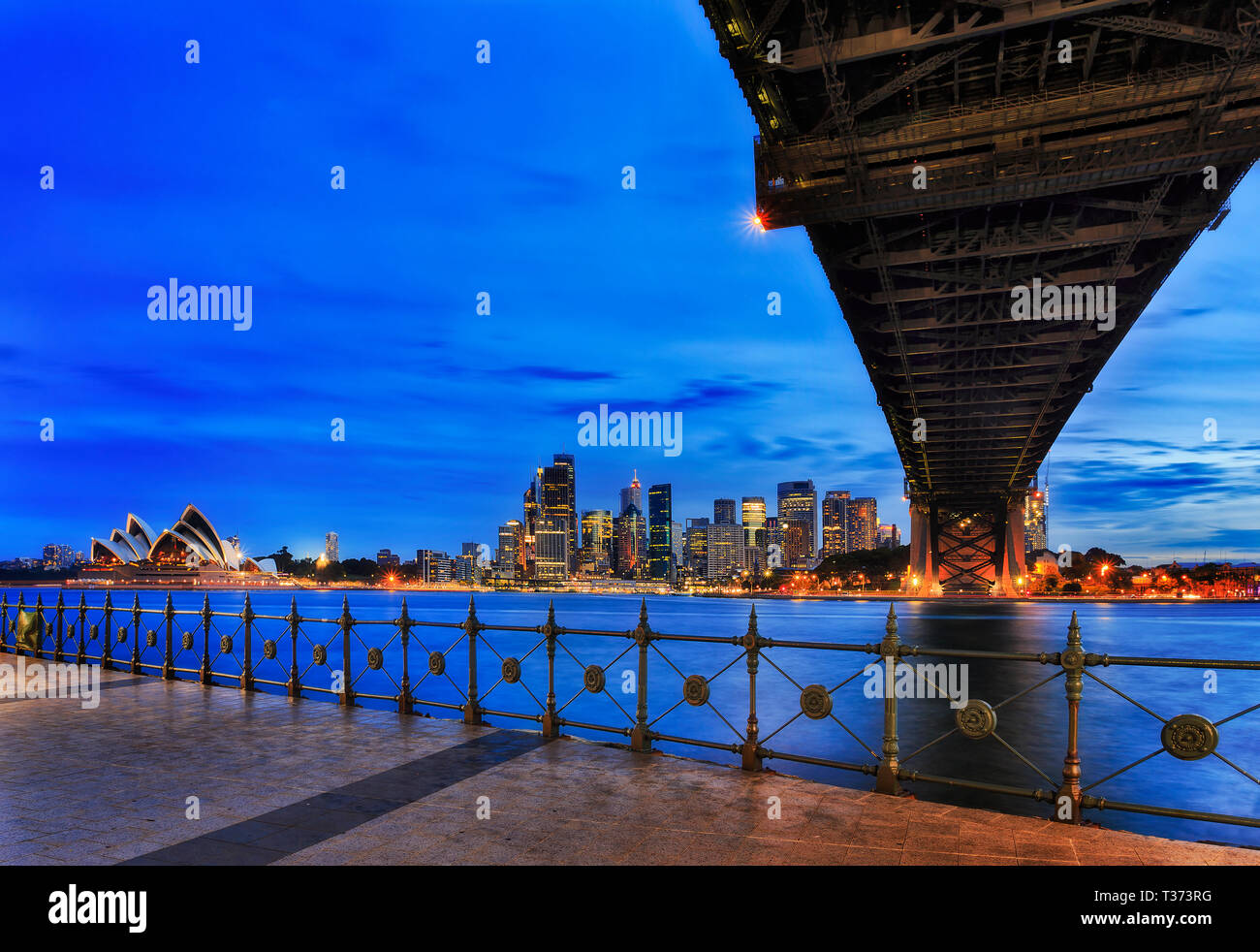 Principali città di Sydney CBD landmarks - Harbour Bridge, Circular Quay e il CBD di grattacieli al tramonto su porto dalla Milsons Point. Foto Stock