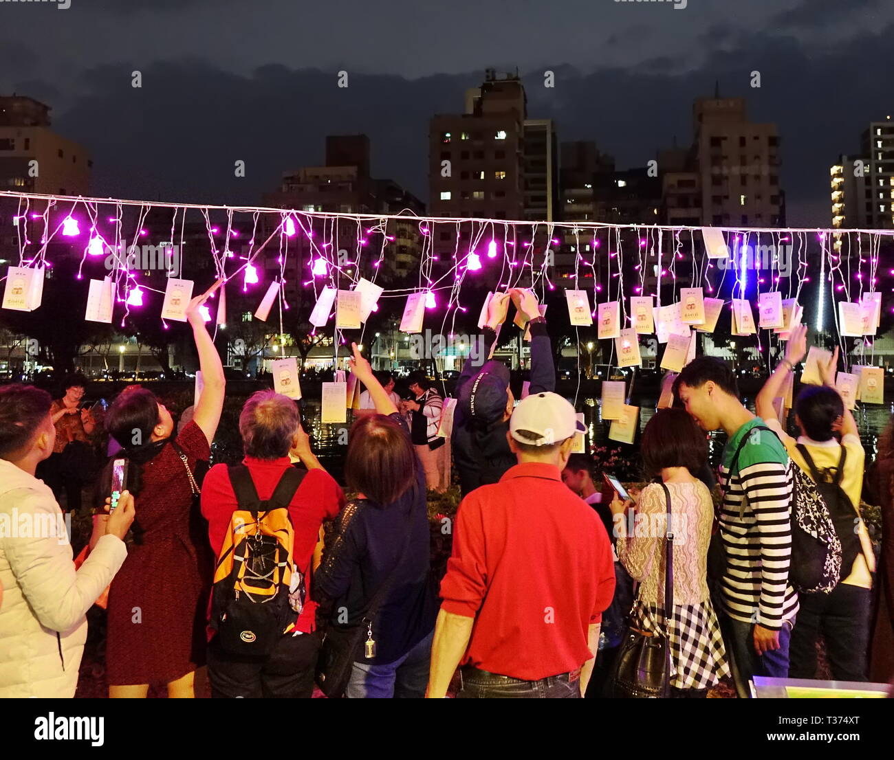 KAOHSIUNG, Taiwan -- Febbraio 9, 2019: persone riaggancia le schede desiderate durante il 2019 festa delle lanterne sulle rive del fiume dell'amore. Foto Stock