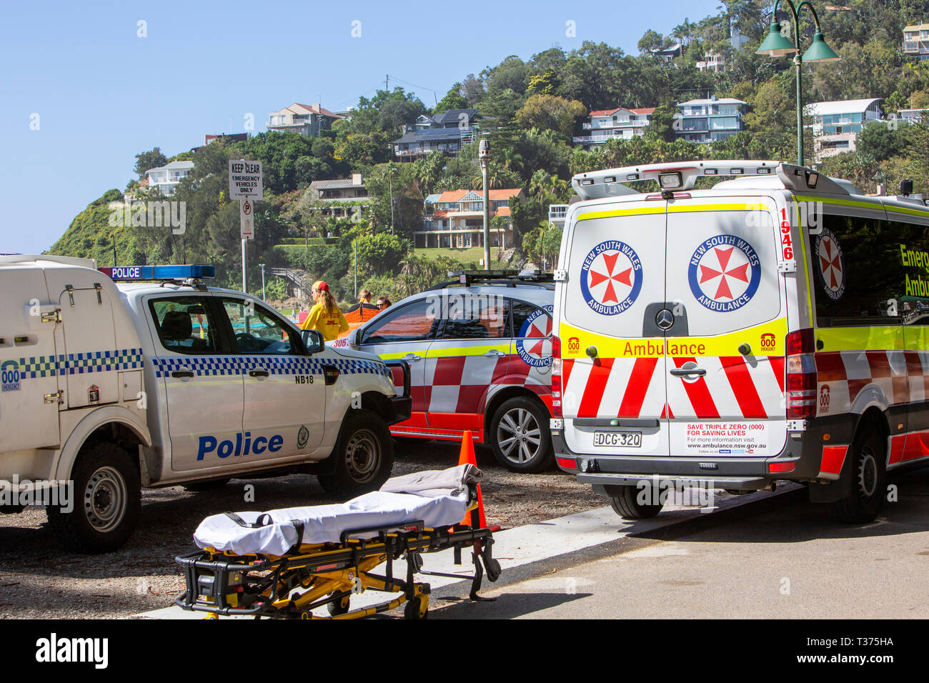 Sydney ambulanza e auto della polizia di Palm Beach per il recupero di un paziente che è stata salvata da annegamento,l'Australia Foto Stock