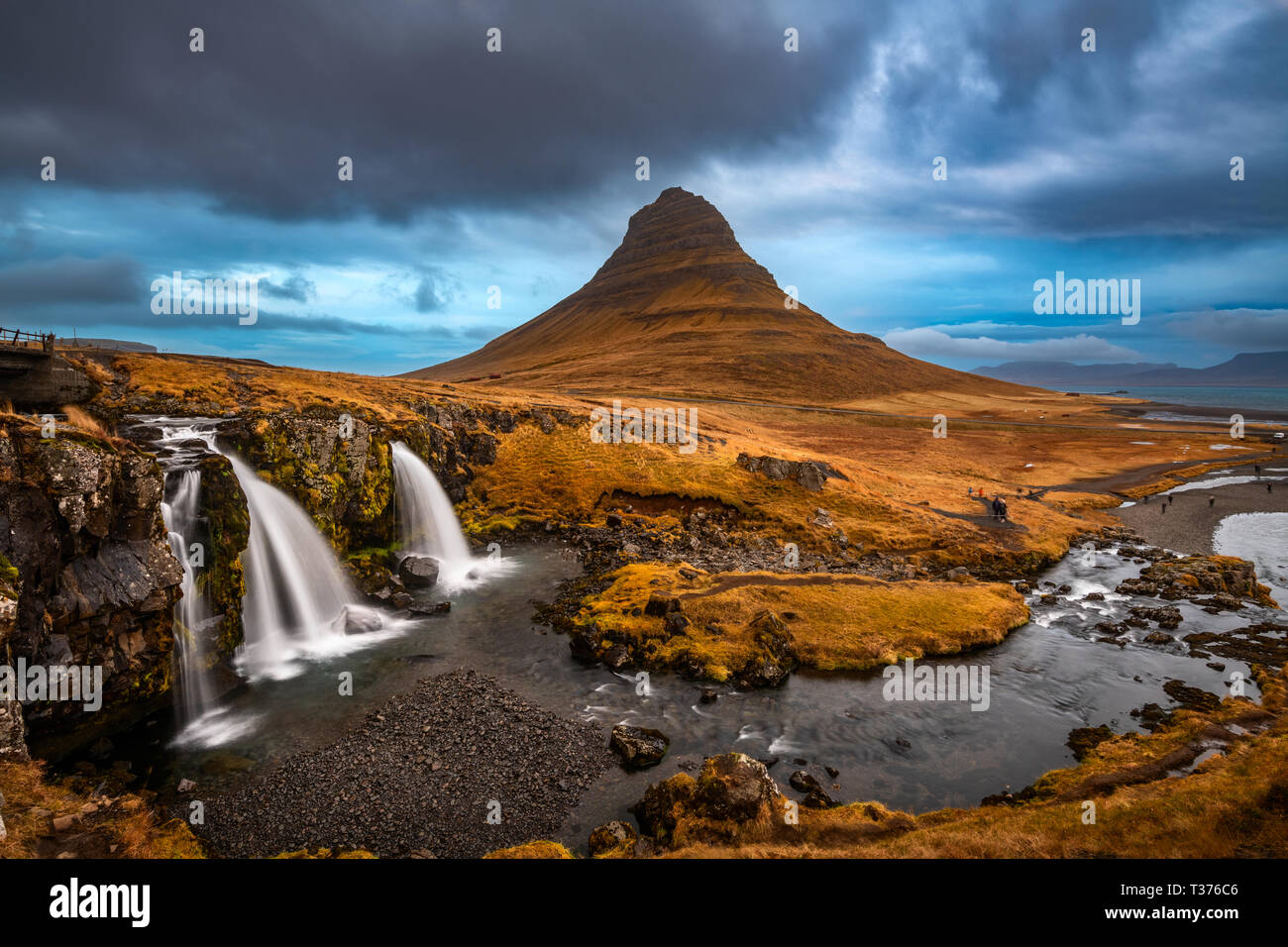 Kirkjufell, o 'Chiesa Mountain", è una forma distinta trovati di picco sulla sponda nord dell'Islanda Penisola Snaefellsnes, a solo una breve distanza Foto Stock