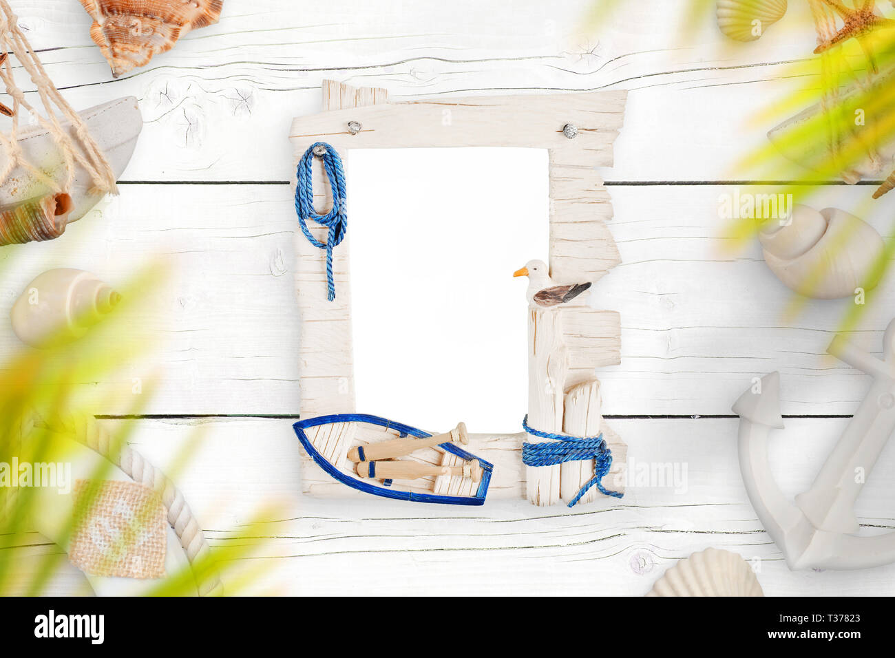 Photo Frame mockup con decorazioni di mare accanto a. Palm tree è sopra. Foto Stock