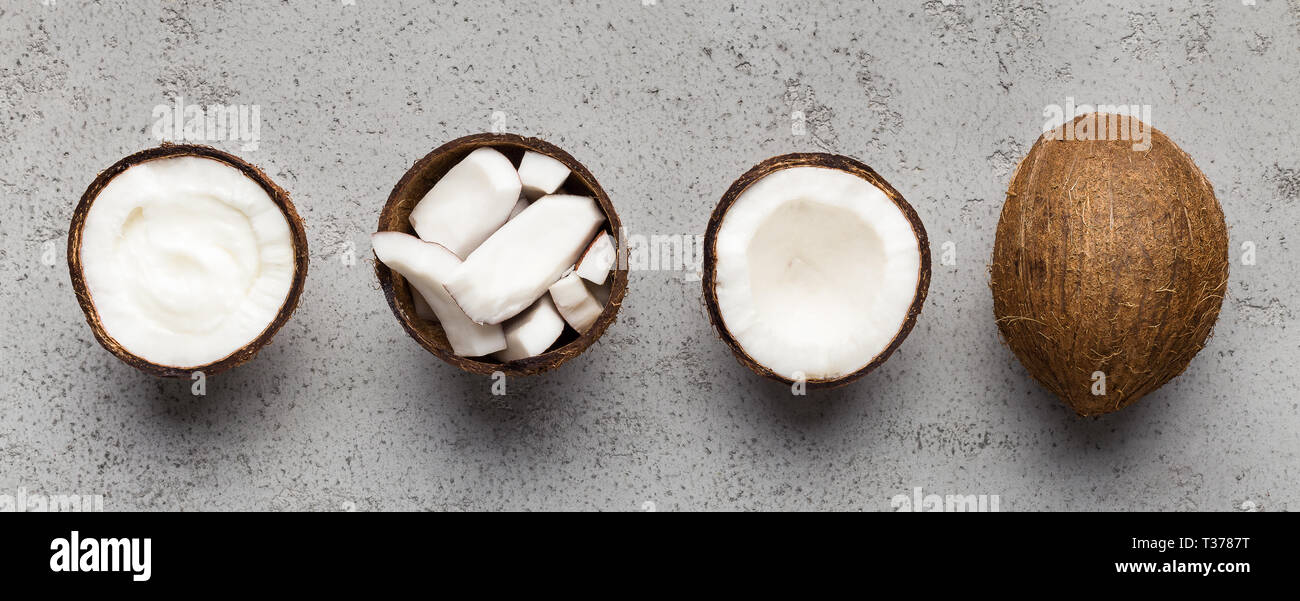 Intero fresco tritato e noci di cocco su calcestruzzo sfondo vista superiore Foto Stock