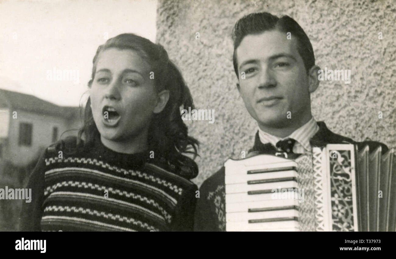 Giovane coppia di musicisti di strada, Italia degli anni cinquanta Foto Stock