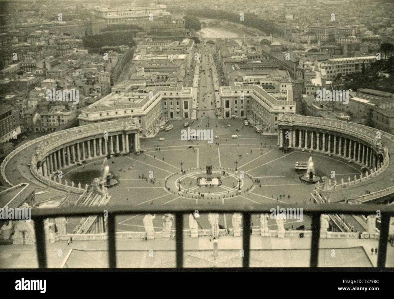 Vista di piazza San Pietro, Roma, Italia 1957 Foto Stock