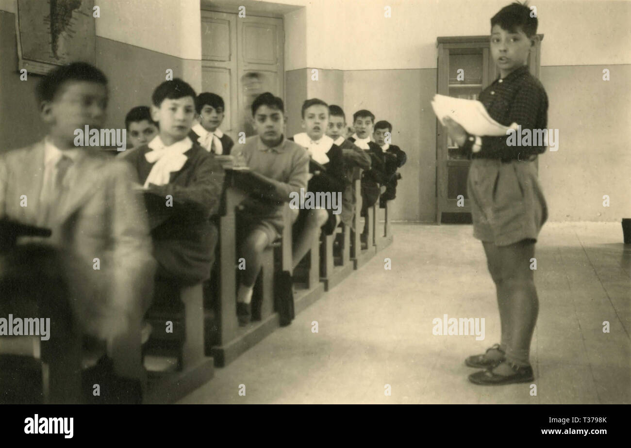 Gli alunni della classe seduto alla scrivania, Italia degli anni cinquanta Foto Stock