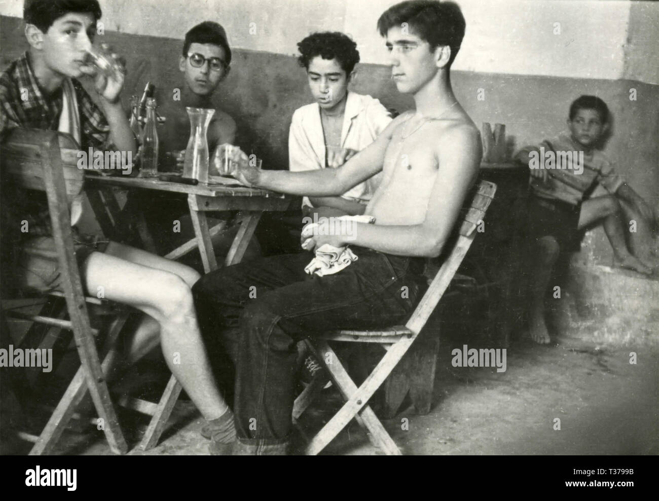Giovani ragazzi dentro un bar, Italia degli anni cinquanta Foto Stock