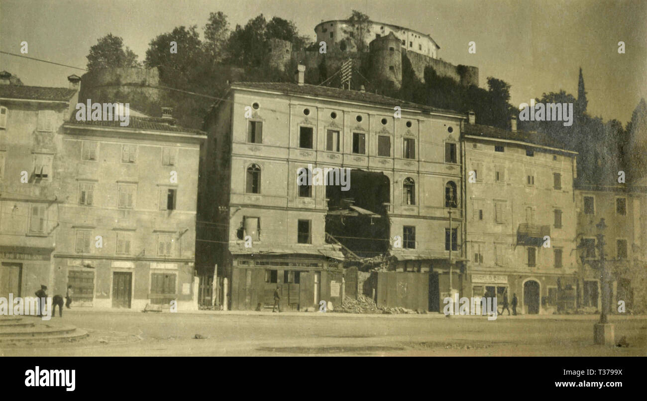 Piazza non identificato con un edificio in rovina, Italia 1910s Foto Stock