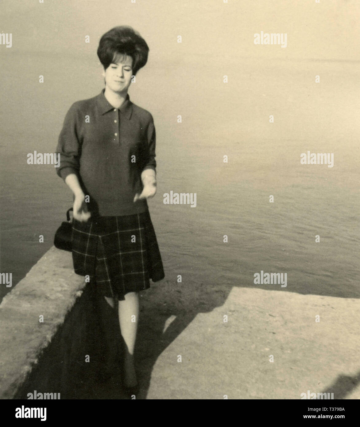 Donna vicino al mare, 1970s Foto Stock
