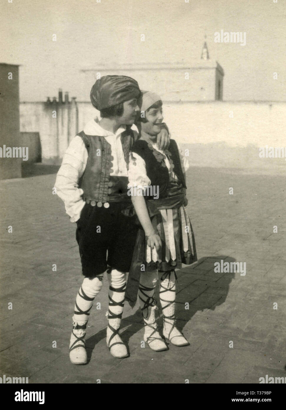 Paio di bambini vestiti per Carnevale, Italia 1920 Foto Stock