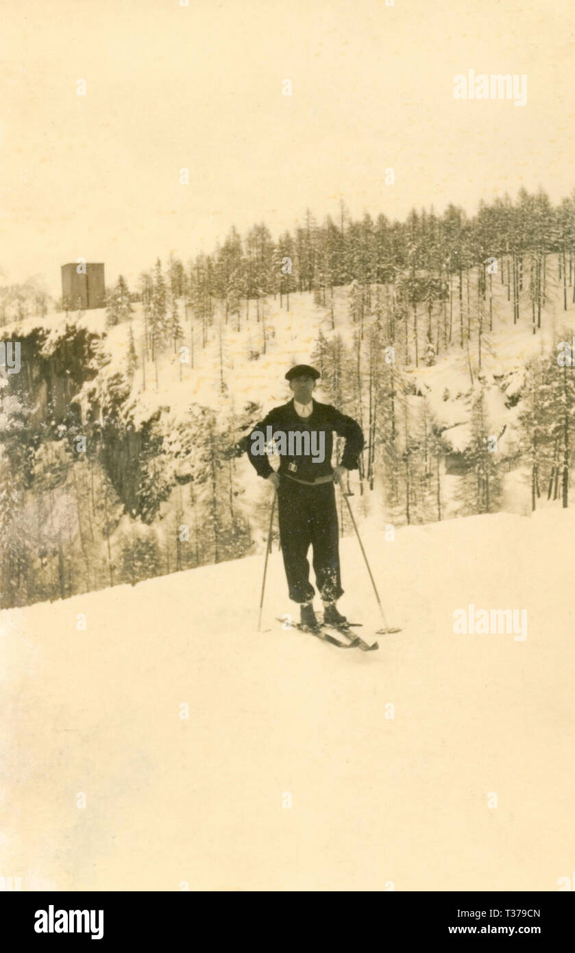 Uomo con lo sci sulla neve, Italia 1938 Foto Stock