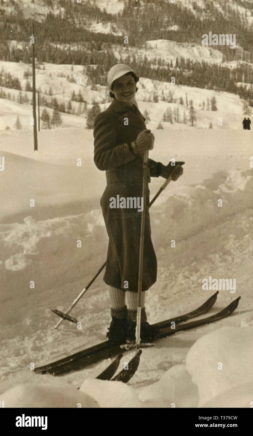 Donna con sci sulla neve, Italia 1938 Foto Stock