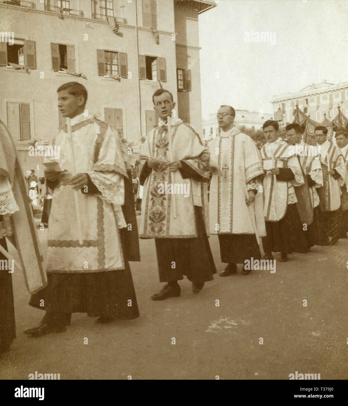 I sacerdoti cattolici durante il Cristo Re processione, Roma, Italia 1920s Foto Stock