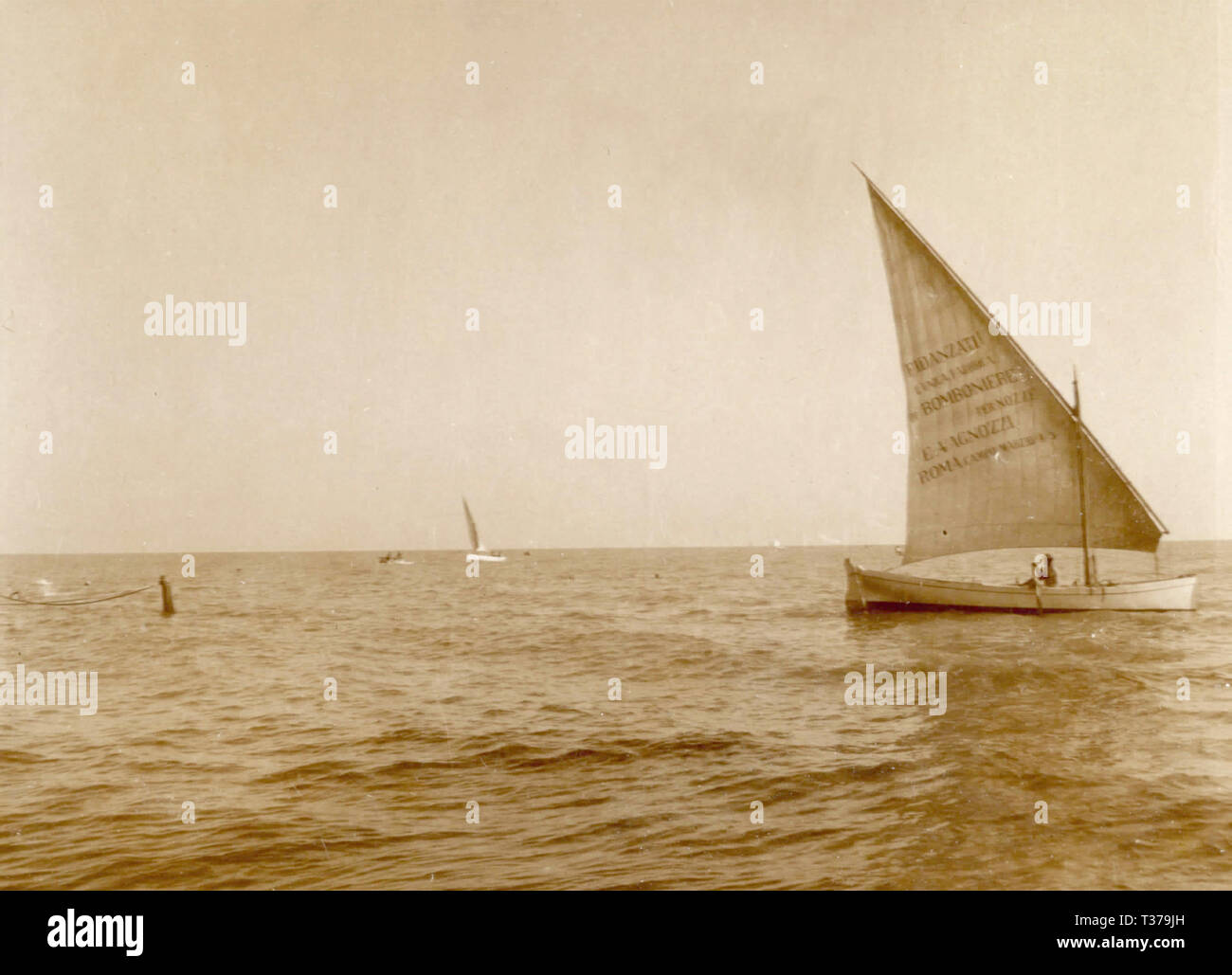 Barca a vela pubblicità impegno, Ostia, Italia 1920s Foto Stock