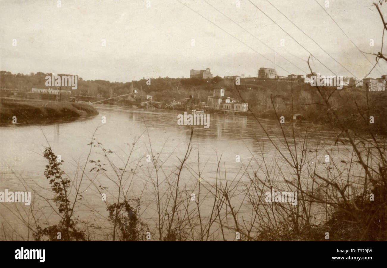 Lungo il fiume Tevere, Roma, Italia 1920s Foto Stock