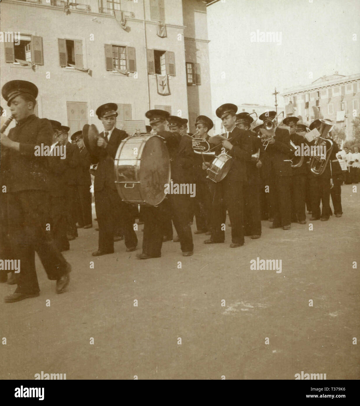 I bambini presso la processione del Corpus Domini, Roma, Italia 1920s Foto Stock