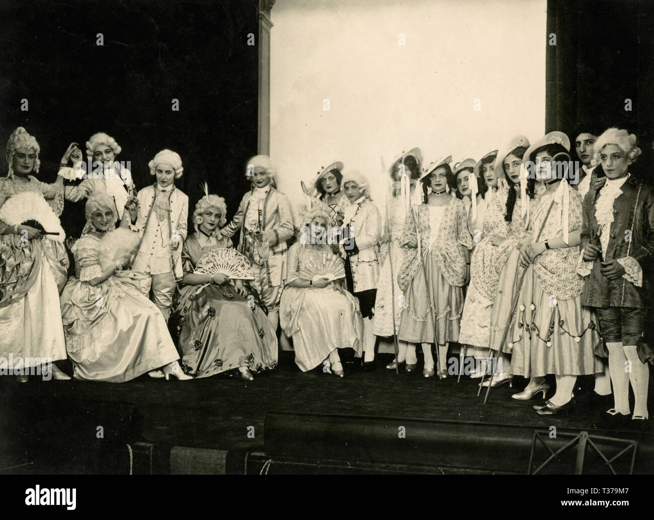 Theatre troup alla fine dello spettacolo, Italia 1920s Foto Stock