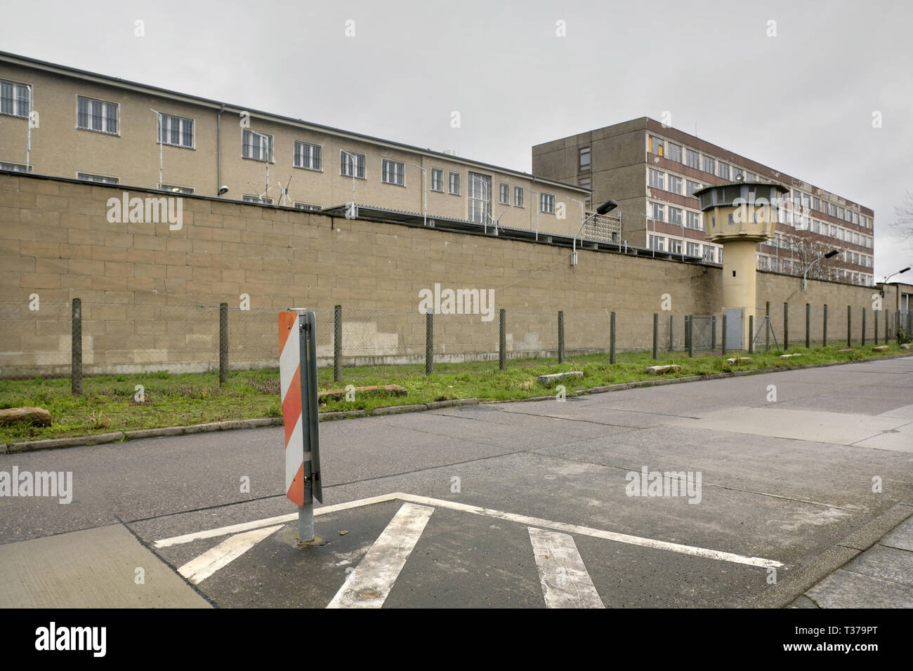 Torre di avvistamento e la parete perimetrale della Stasi HQ Hohenschonhausen complesso di edifici, Berlino, Germania. Foto Stock