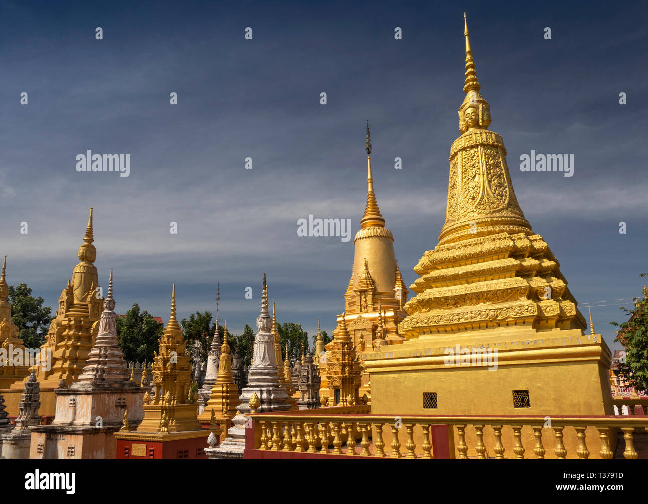 Cambogia, Kampong (Kompong Cham), Wat Dei Doh, monastero Buddista, stupa dorato nel monastero motivi Foto Stock